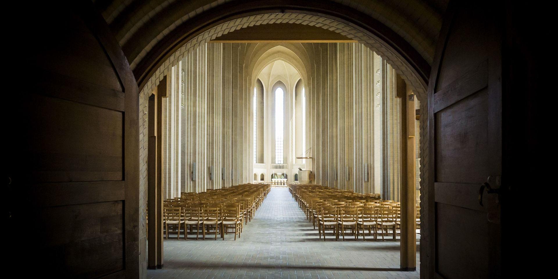 Grundtvigs kyrka i Köpenhamn med Kirkestolen, designad av Kaare Klint. Arkivbild.