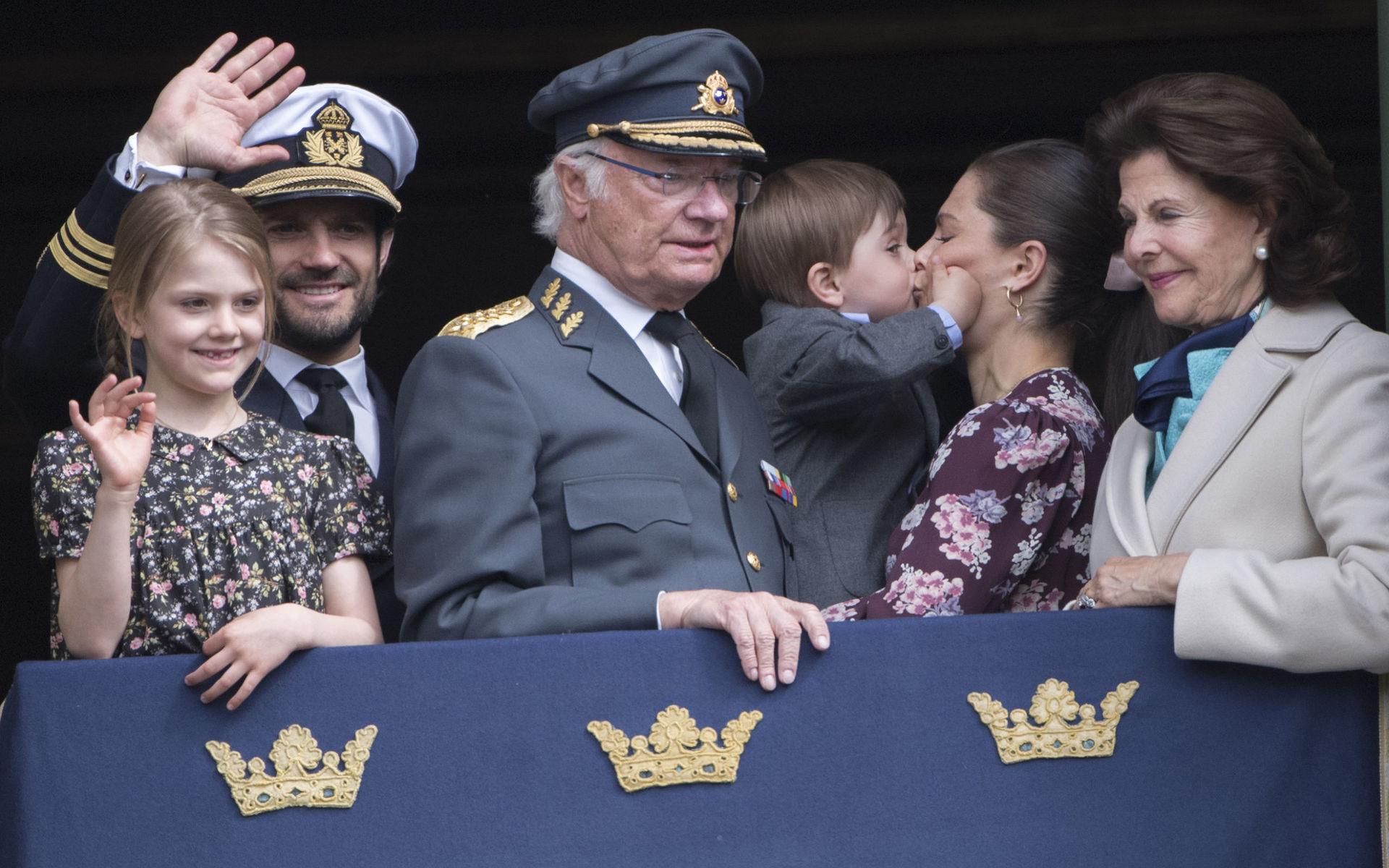 Puss mamma! Prins Oscar ger kärlek till sin mamma. Prinsessan Estelle, prins Carl Philip, kung Carl Gustaf, prins Oscar, kronprinsessan Victoria och drottning Silvia visar upp sig födelsedagsfirandet av kungen på Stockholms slott. 