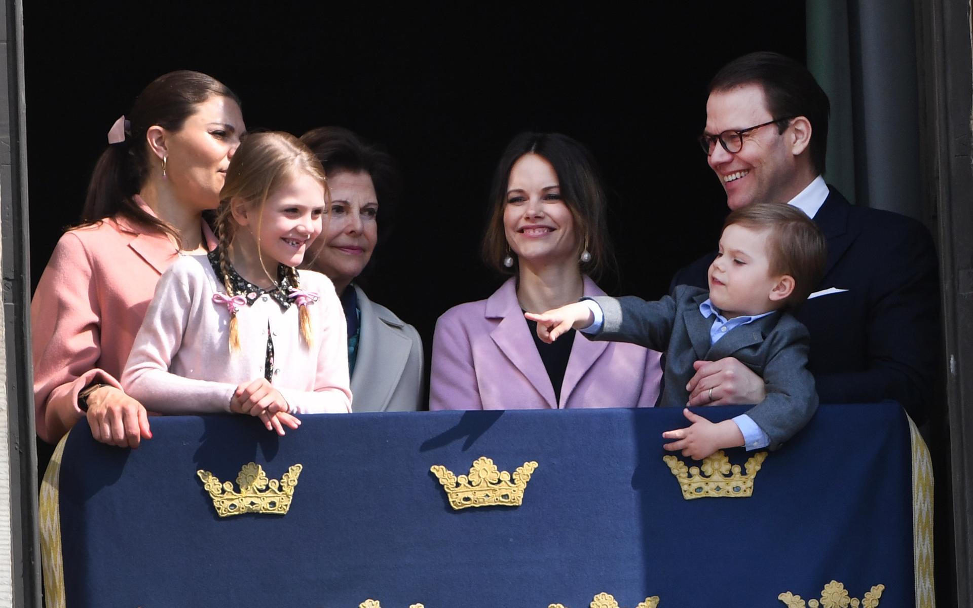 Prins Oscar får syn på något han vill visa pappa.Prinsessan Estelle, kronprinsessan Victoria, drottning Silvia, prinsessan Sofia, prins Oscar och prins Daniel firade kung Carl Gustaf på Stockholms slott.
