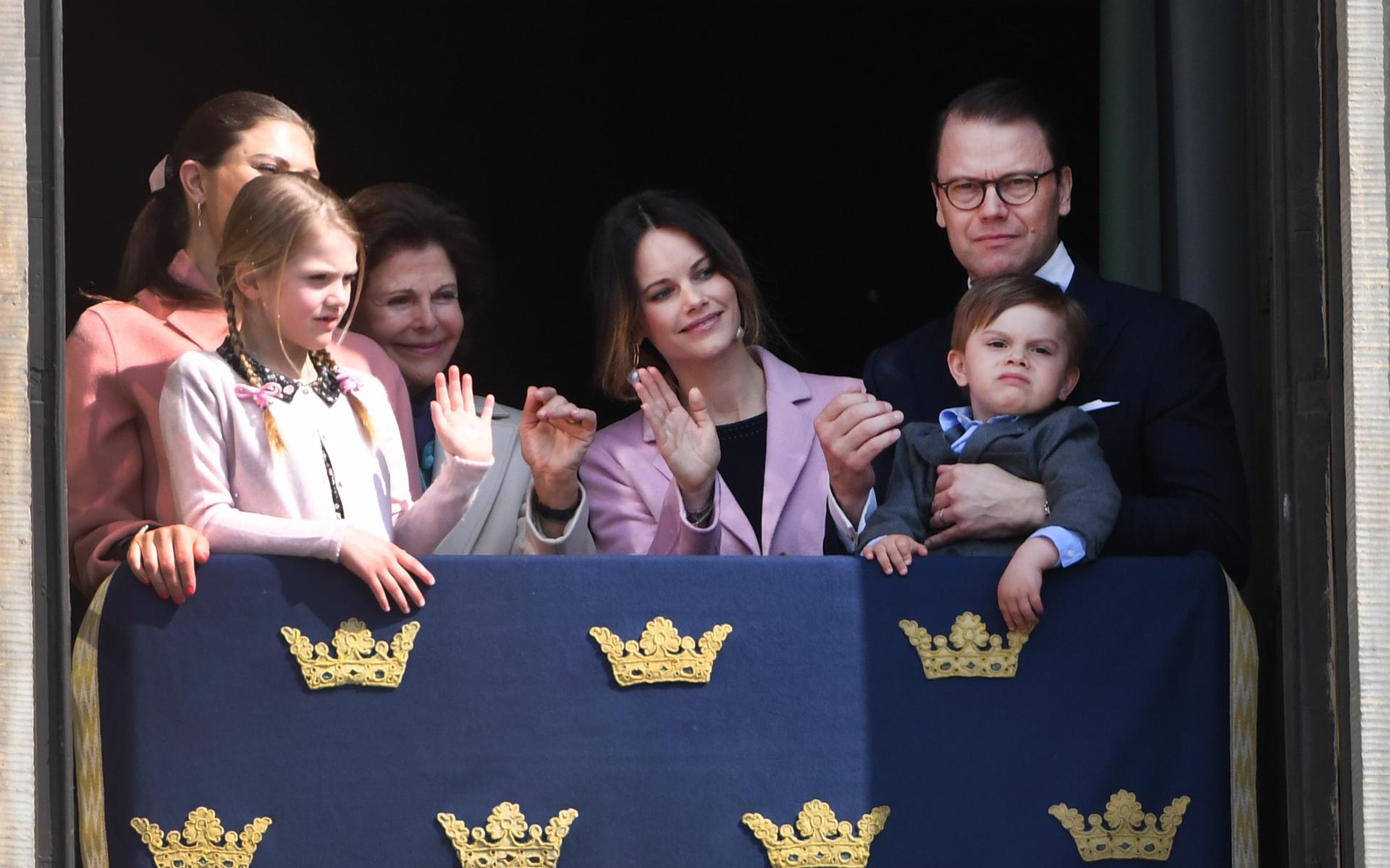 Prinsessan Estelle, kronprinsessan Victoria, drottning Silvia, prinsessan Sofia, prins Oscar och prins Daniel under födelsedagsfirandet av kung Carl Gustaf.