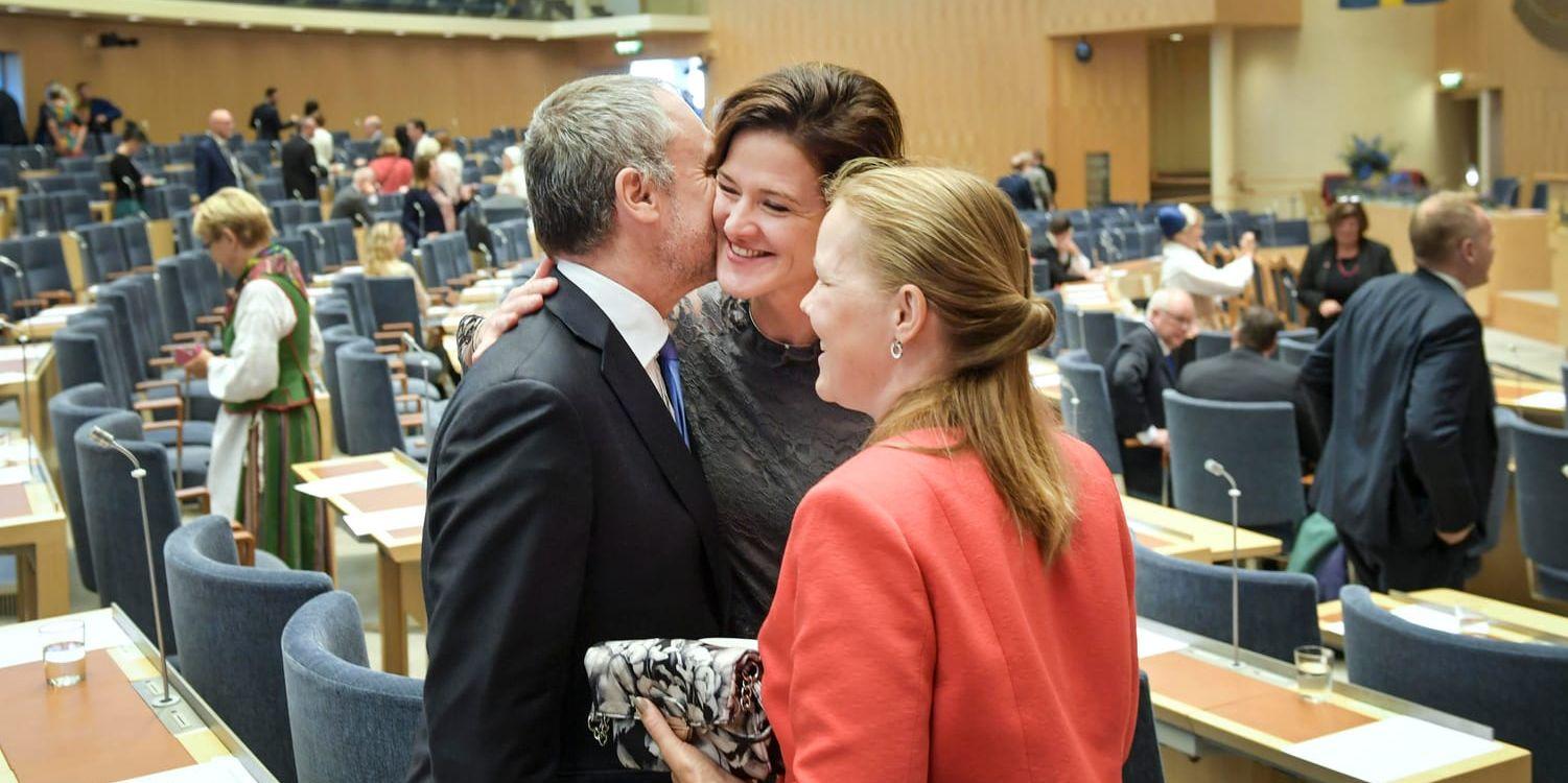 Den avgående Moderatledaren Anna Kinberg Batra (mittten) får en kram av liberalernas partiledare Jan Björklund (tv) och kristdemokraternas Emma Henriksson i samband med uppropet i riksdagen inför riksmötets öppnande.