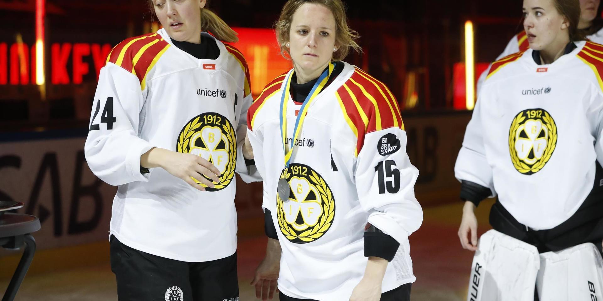 Depp efter SM-finalförlusten – pepp efter damhockeyligans prisgala. Lara Stalder, i mitten, tog hem tre priser – bland annat det mest prestigefulla priset som ligans MVP. Arkivbild.