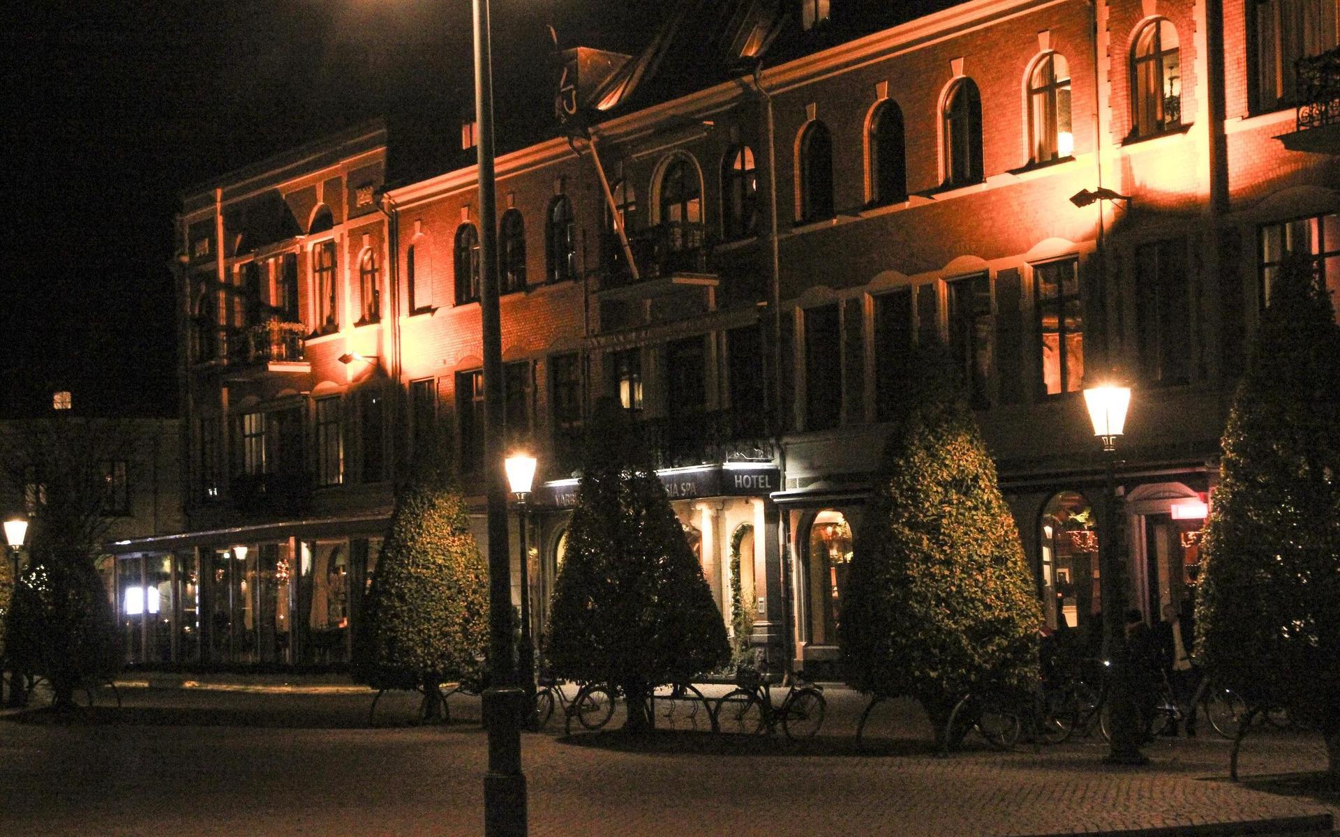 Stadshotellet vid Kungsgatan står i givakt vid Varbergs torg. Men folket har försvunnit.