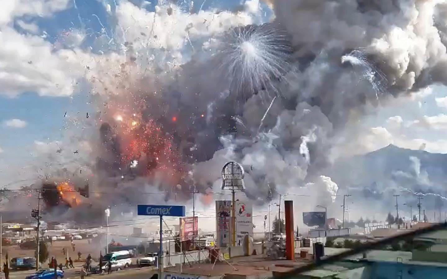 En stor explosion inträffade i Mexico City när stora mängder fyrverkerier råkade explodera. Foto: TT