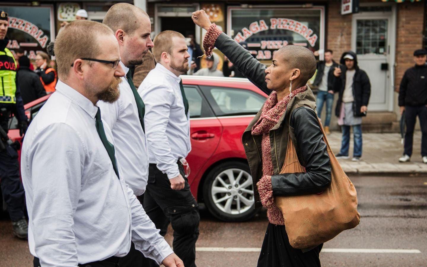 Tess Asplund protesterar mot nazistiska Nordiska motståndsrörelsens demonstration som tågade genom Borlänge på första maj. Foto: TT