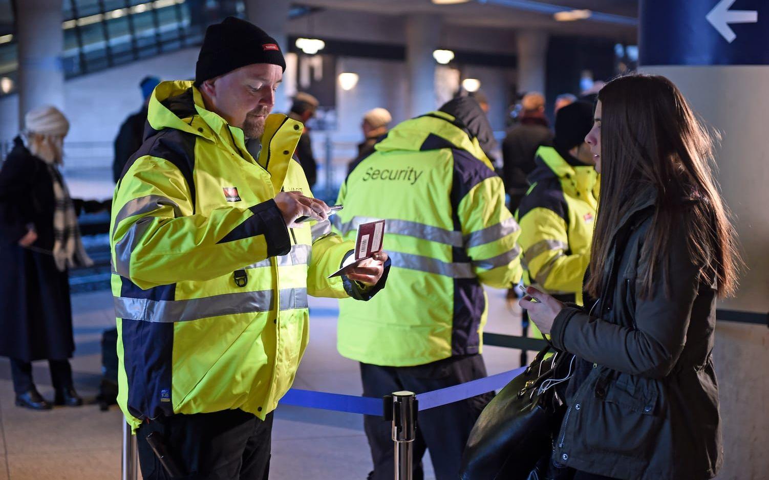 ID-kontroll vid tågstationen på Kastrups flygplats. Totalt har 150 vakter satts i arbete för att utföra kontrollerna på flygplatsen - men alla arbetar inte samtidigt. Foto: Björn Lindgren