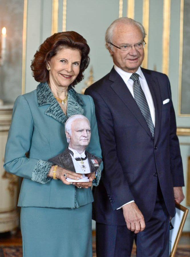 Kung Carl XVI Gustaf med drottning Silvia uppvaktas inför sin 70-årsdag, här med en av presenterna, en 3D-byst. Foto: Claudio Bresciani