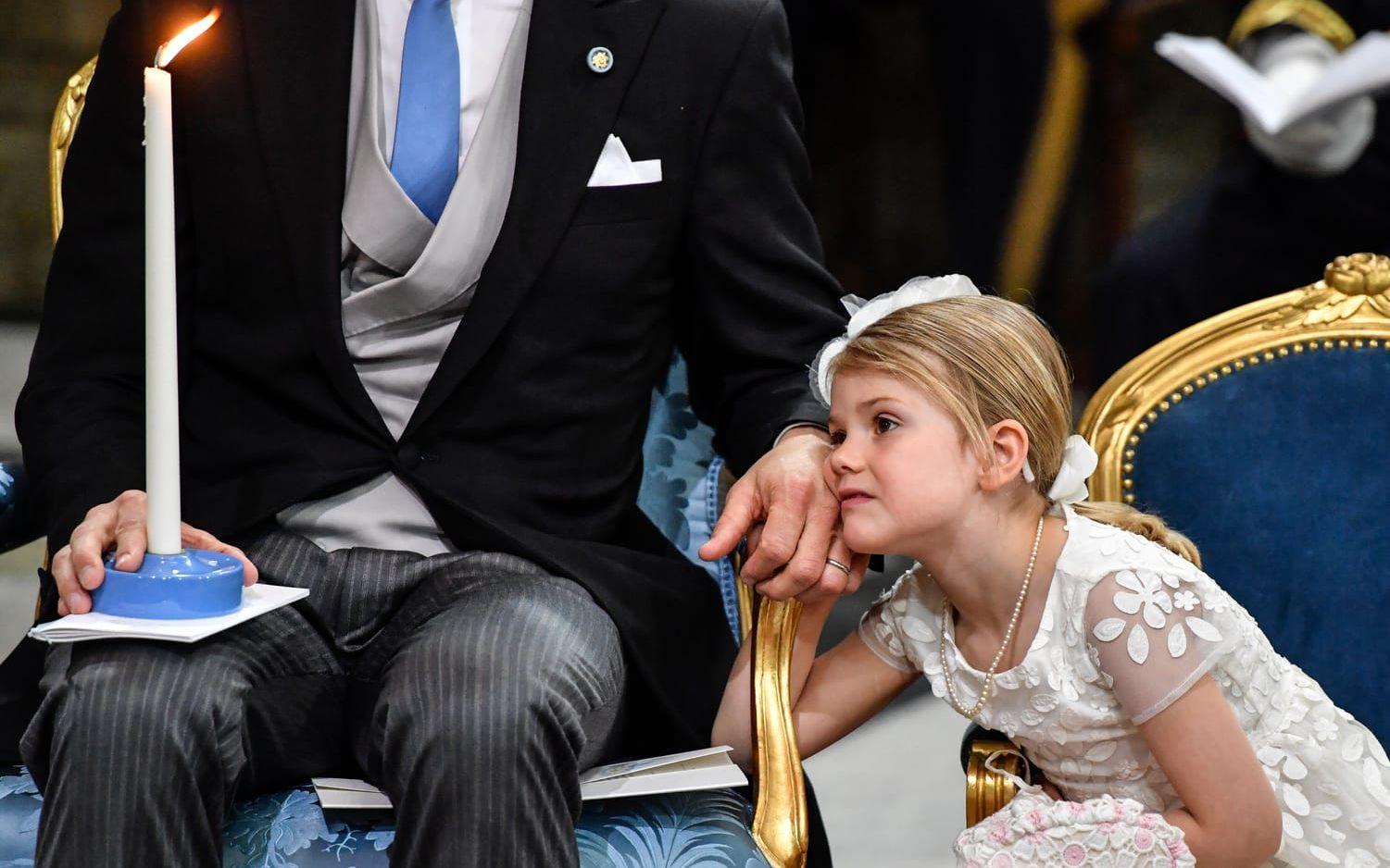 Prins Daniel och prinsessan Estelle vid prins Oscars dop i slottskyrkan pÂ Stockholms slott pÂ fredagen. Foto: Anders Wiklund