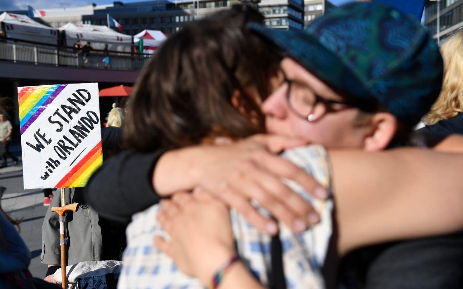 Ett 50-tal personer samlades på måndagskvällen på Sergels torg i Stockholm för att hedra offren för massakern på gayklubben i Orlando. På tisdag kväll kommer en större manifestation att hållas på samma plats. Foto: Henrik Montgomery