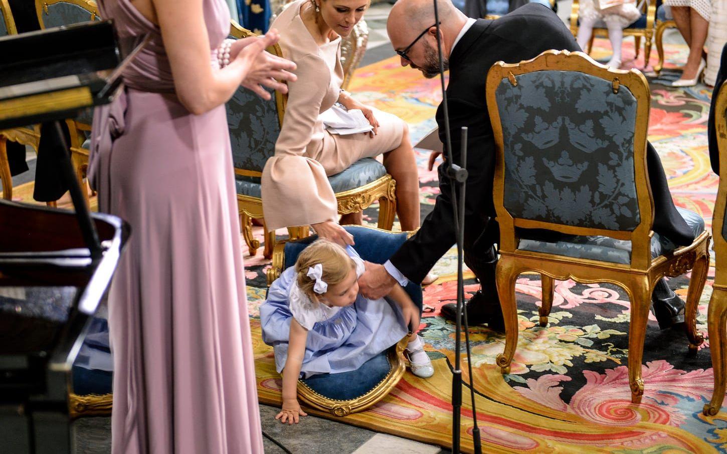 Prinsessan Leonore ramlar från sin stol under prins Oscars dop i Slottskyrkan i Stockholm Foto: Anders Wiklund