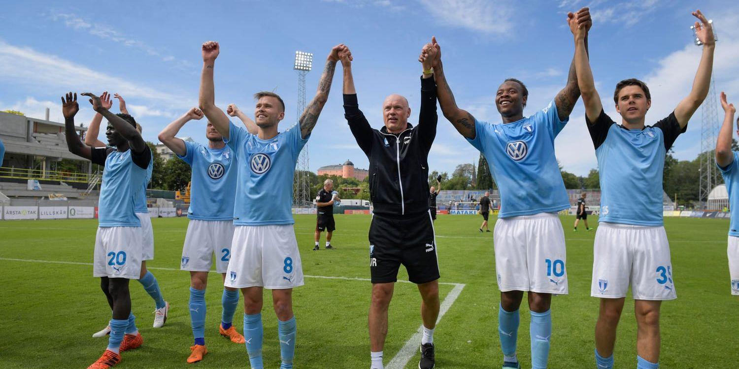 Malmö FF:s nye tränare Uwe Rösler (mitten) jublar med spelarna efter 4–0-segern mot Sirius.