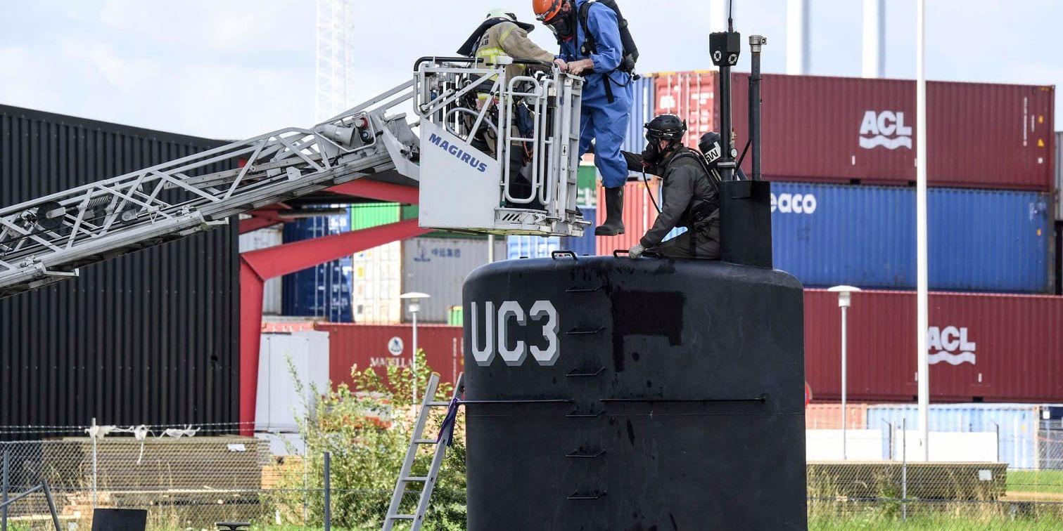 Danska polisens kriminaltekniker undersöker Peter Madsens ubåt Nautilus i samband med utredningen av mordet på Kim Wall. Arkivbild.