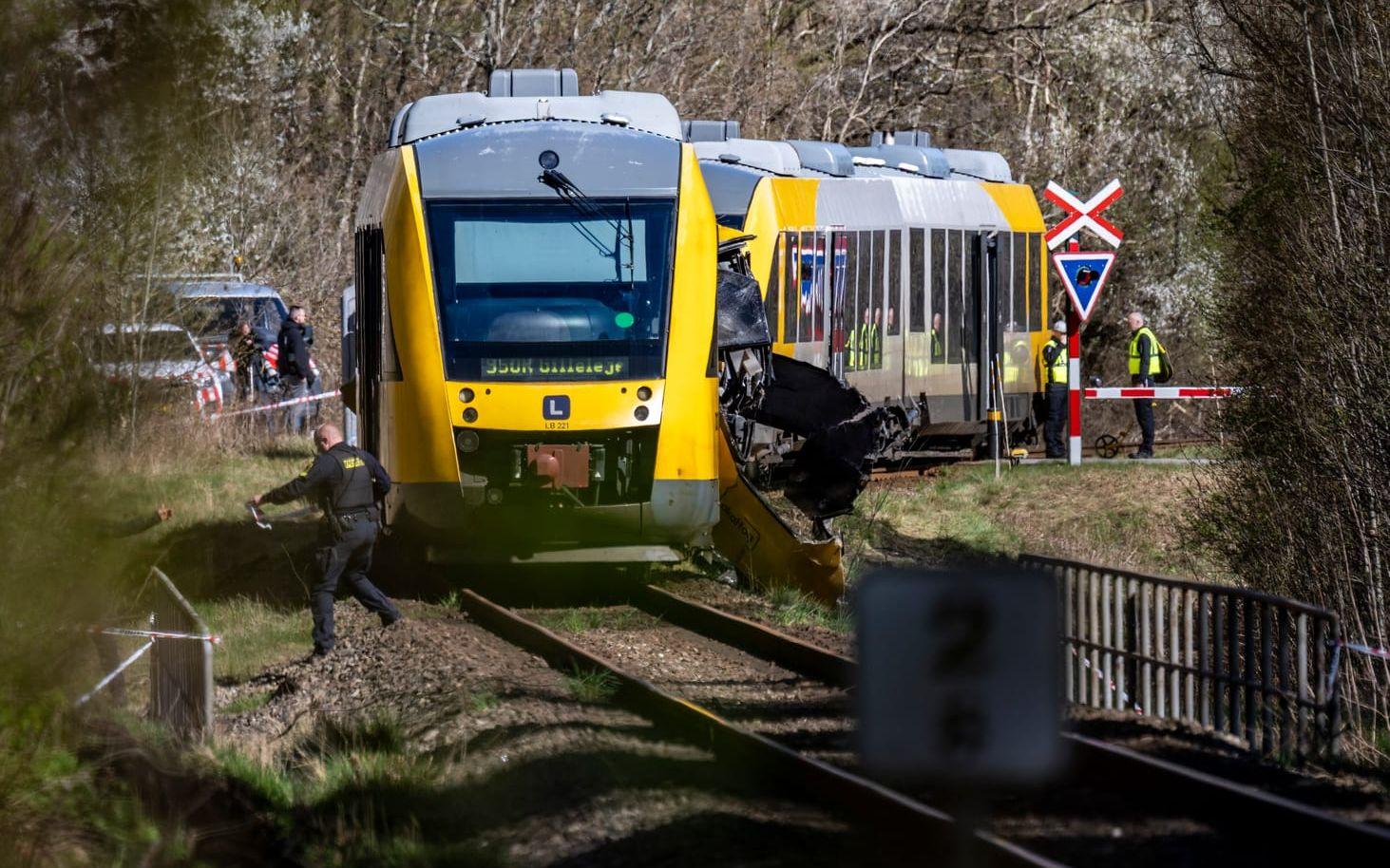 Polis och kriminaltekniker undersöker olycksplatsen på torsdagen. 