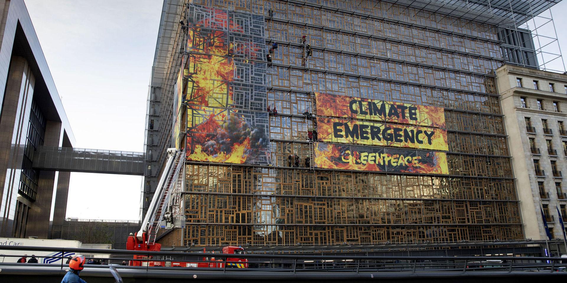 Greenpeace-aktivister demonstrerar inför EU-toppmötet i Bryssel.