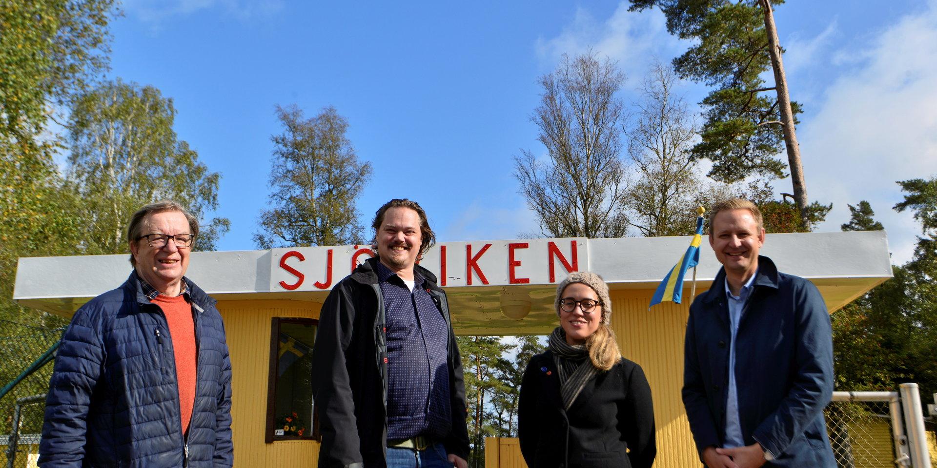 Framtid Falkenberg på besök i Ätran i september 2021, nästan exakt ett år före valet.
