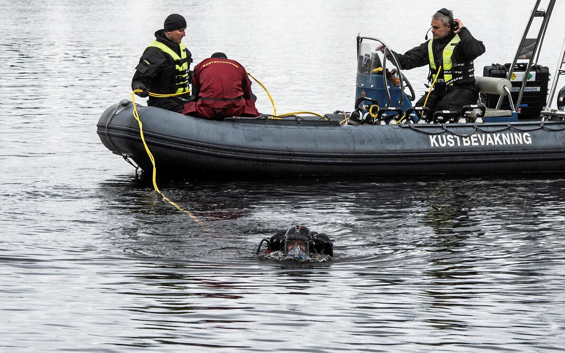Fyra dykare från Oskarshamn har under två dagar sökt på botten i Ätran.