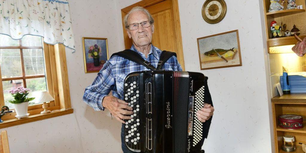 Speleman. Allan Johansson, 90 år i morgon, har alltid tyckt om sång och musik. När han blev pensionär lärde han sig spela dragspel fast helst sjunger han bara.