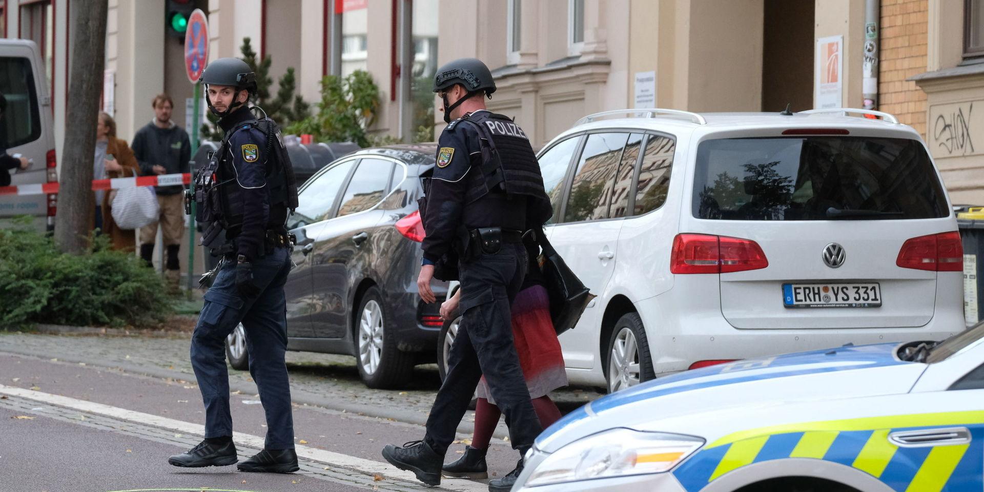 Poliser vid en markerad patronhylsa i Halle. 