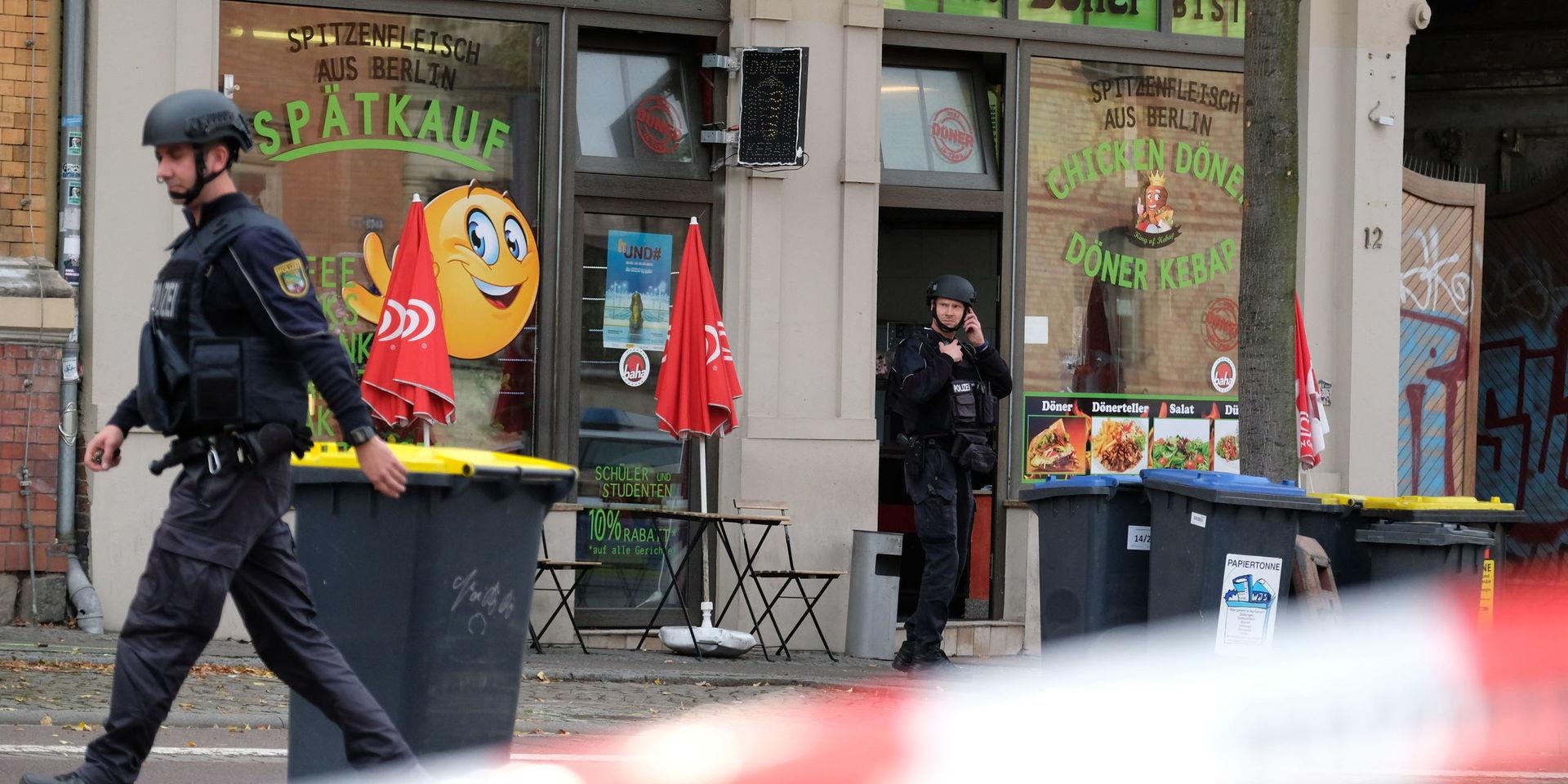 Polisavspärrningar vid en kebabrestaurang i Halle där gärningsmannen också rapporteras ha gått till attack.