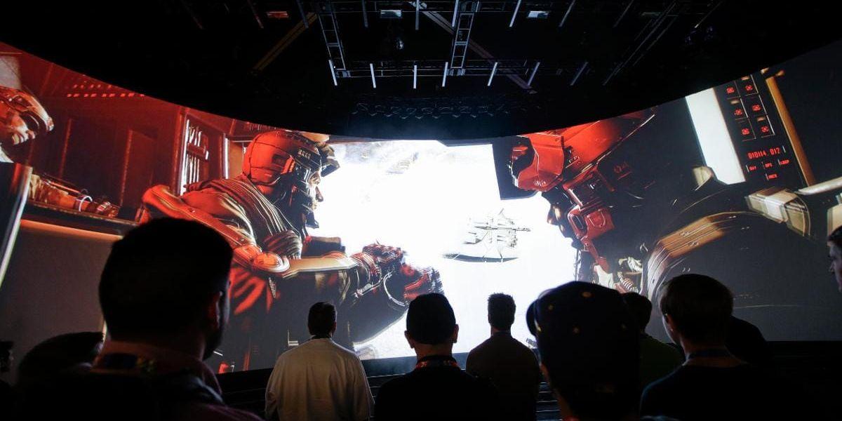 Förenar.Spelet Call of Duty, visas på en storskärm på en spelmässa.