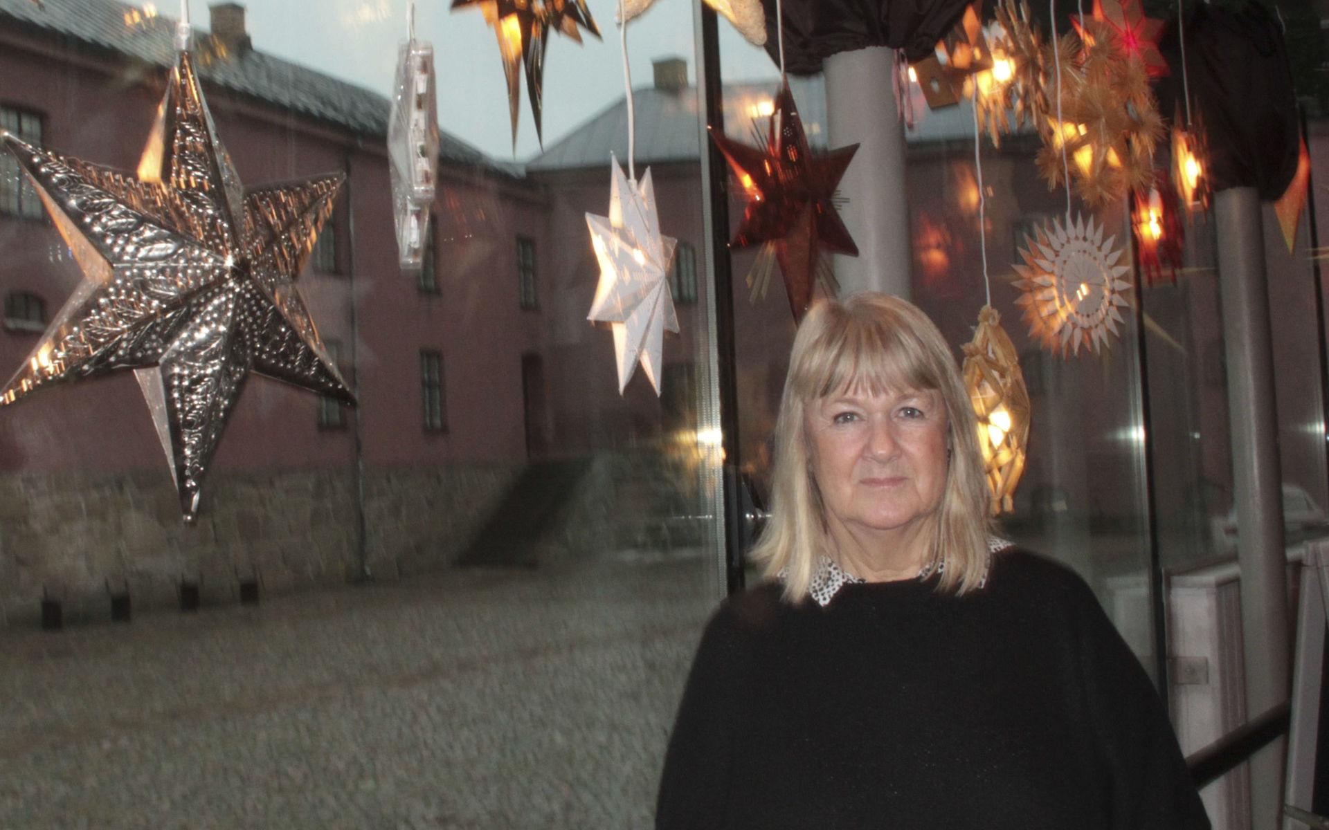 Foajén på Hallands kulthistoriska museum pryds av adventsstjärnor sedan genombrottet kring 1930-talet.