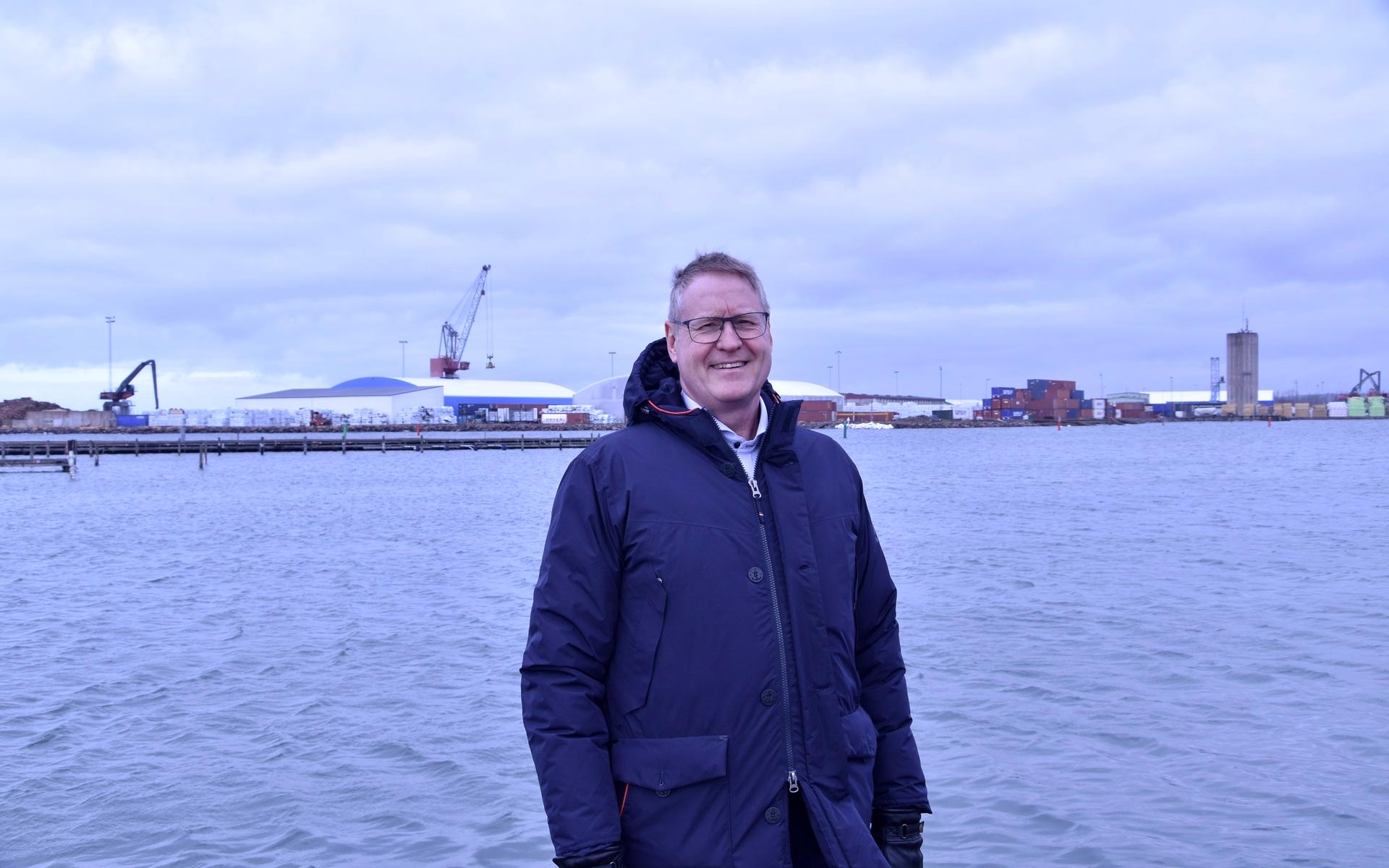 Göran Stöth ger juridisk rådgivning till företag som köper gods som fraktas långväga till sjöss.