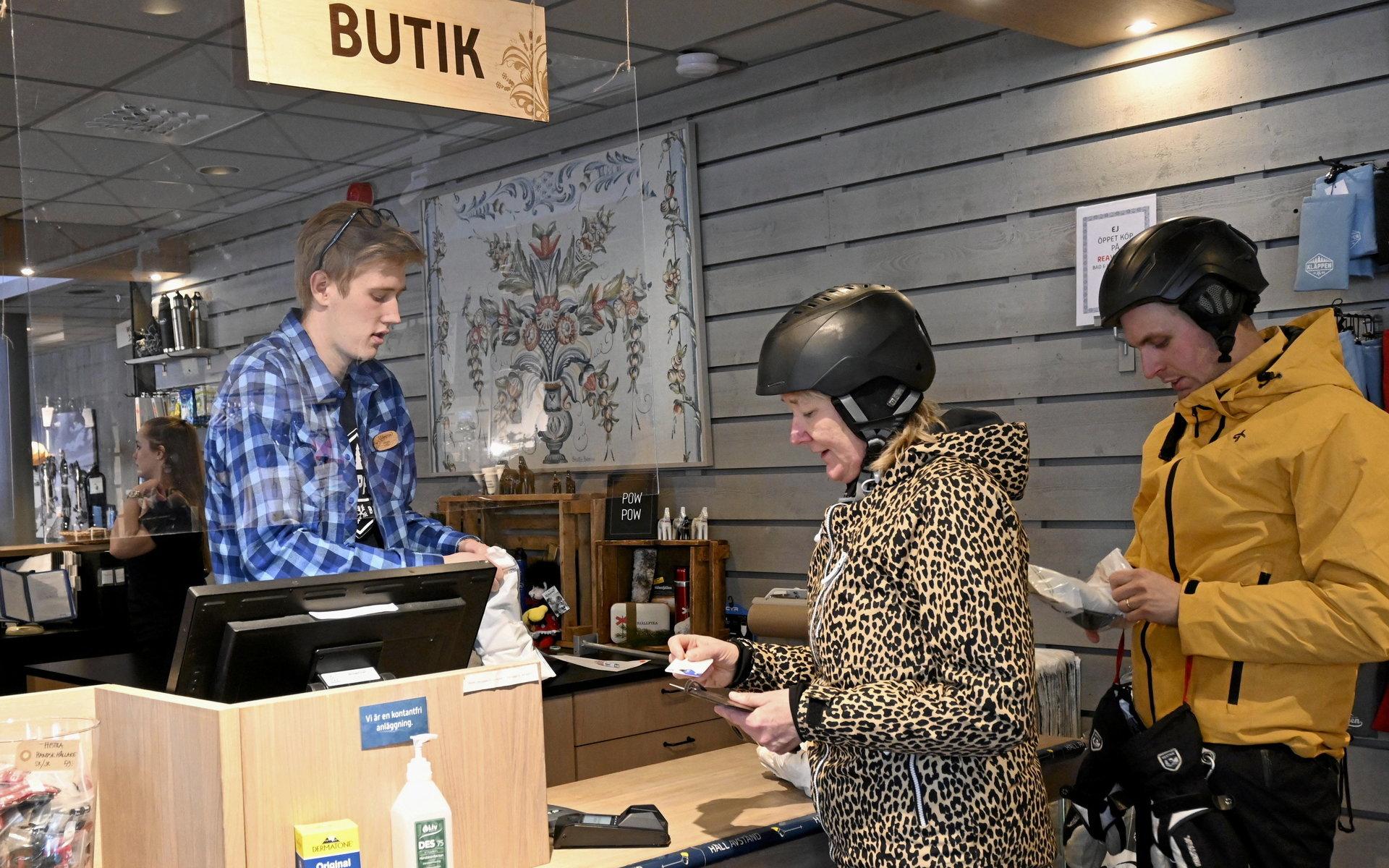 Efter snart två säsonger i Kläppen är det lätt för Hugo Svensson att hjälpa Anette Karlsson och Mattias Gunnarsson, från Motala, med köpet av nya skidglasögon.