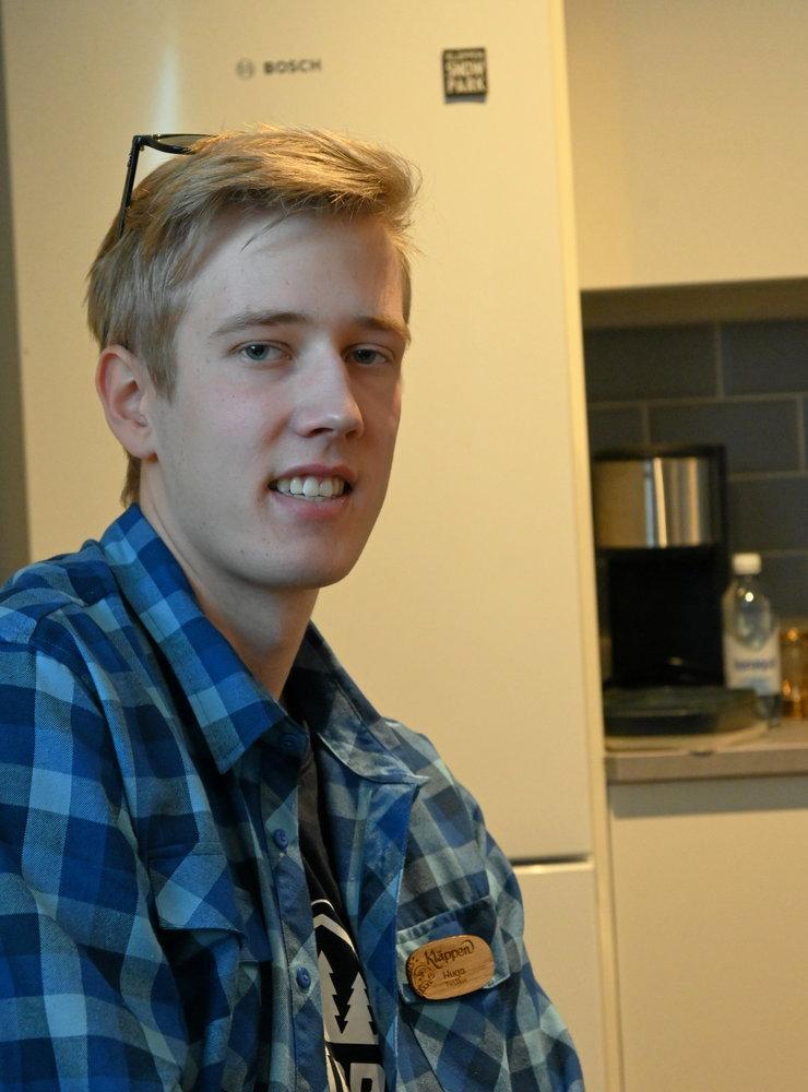 20-årige Hugo Svensson gör sin andra vinter som receptionist hos Kläppen Ski Resort i Sälen. Familjen hemma i Tvååker hälsade på under vecka ett och på sportlovet.