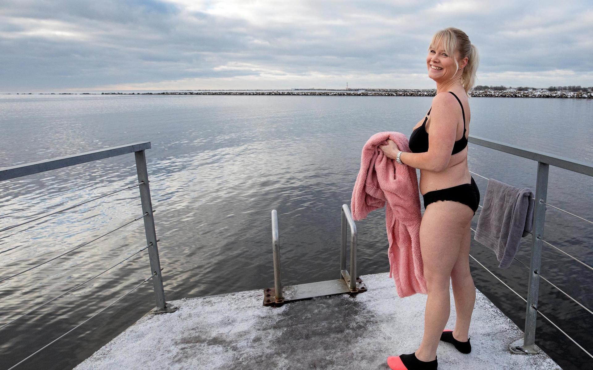 ”Ombytet kan vara det tuffaste när man ska bada. Det är synd att det inte finns någonstans att lägga kläderna här vid bryggan, säger Sophia Andersson.