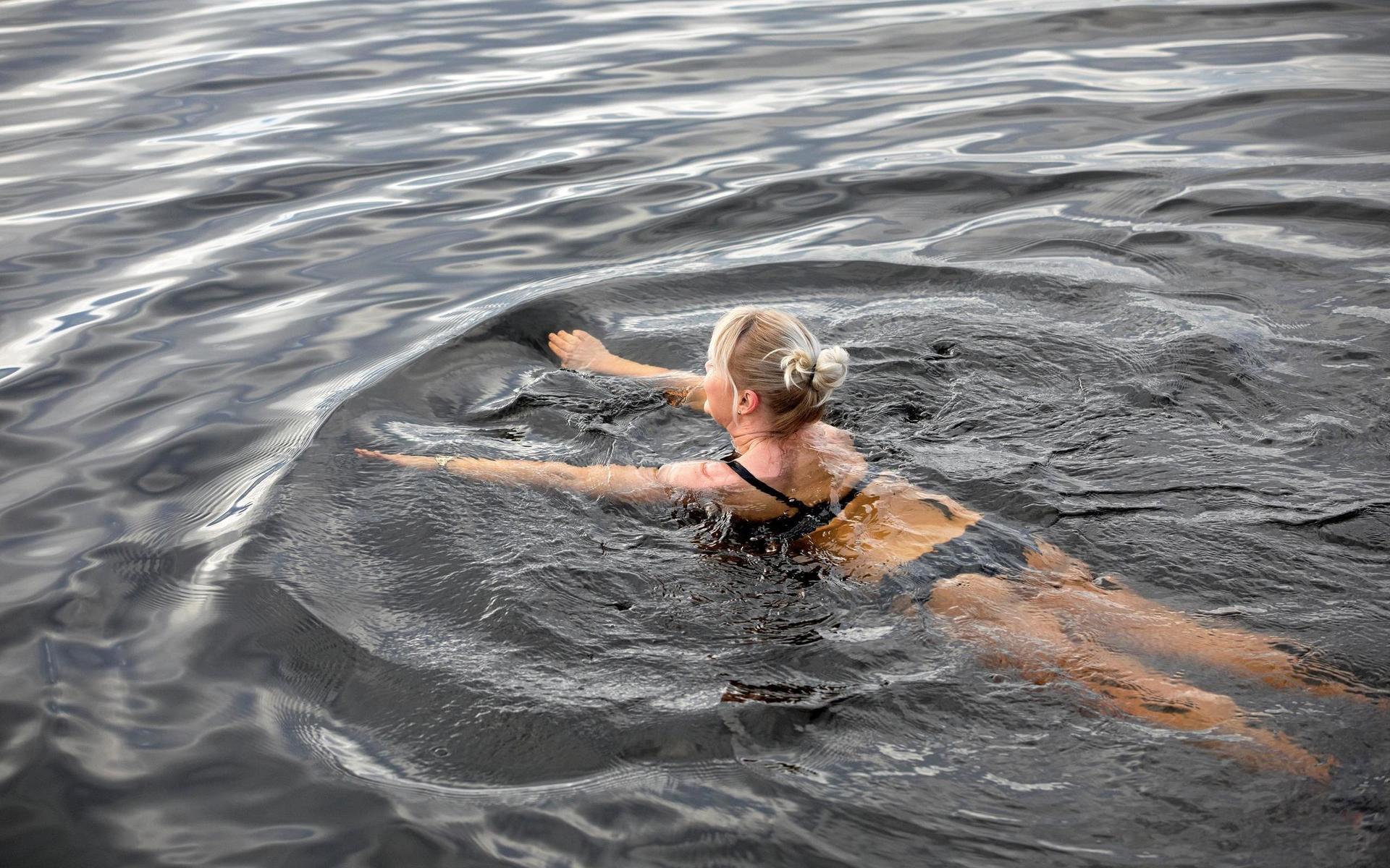 När man har fått ner andetagen går det bra att simma även när temperaturen är låg, säger Sophia Andersson.
