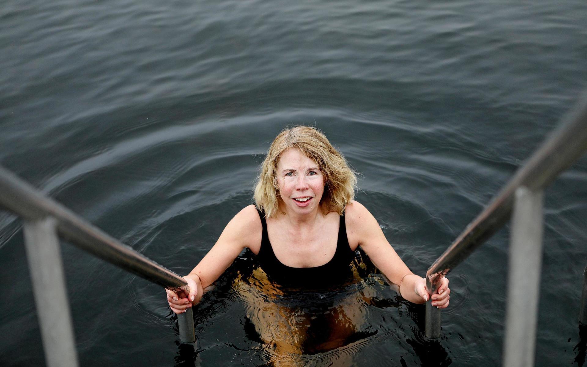 Även en reporter måste bekänna färg när hon ska skriva om kalla bad. På Skarpe Nord fick det bli ett dopp även för mig, Cicki Gustafsson. 