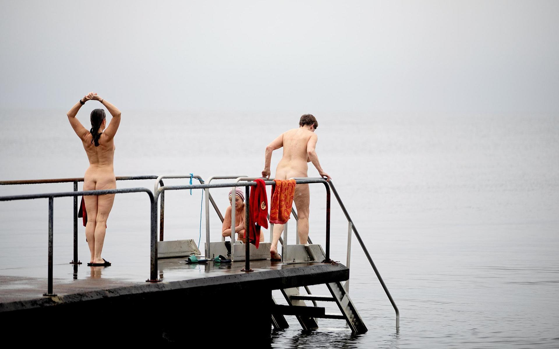 Väninnorna badar kallt på Skarpe Nord flera gånger i veckan.