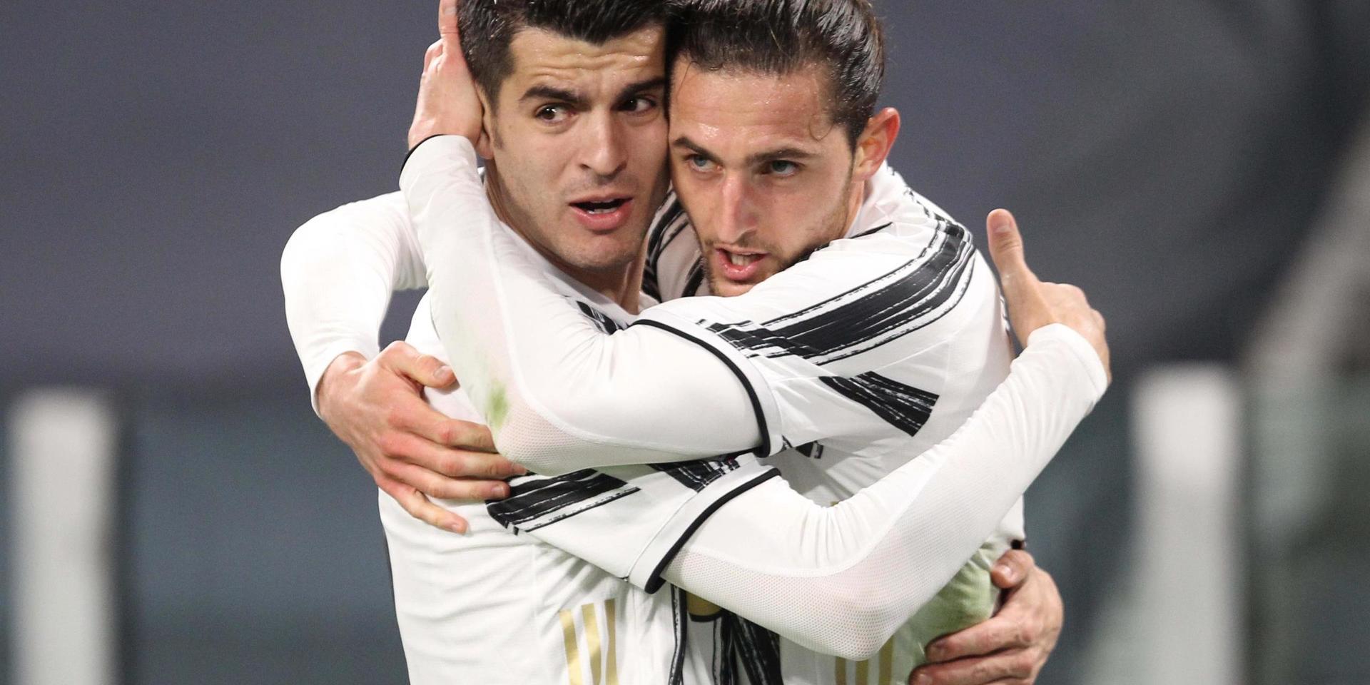 Två målskyttar firar. Adrien Rabiot, till höger, kramar om Alvaro Morata efter ett av målen i segern över Lazio.