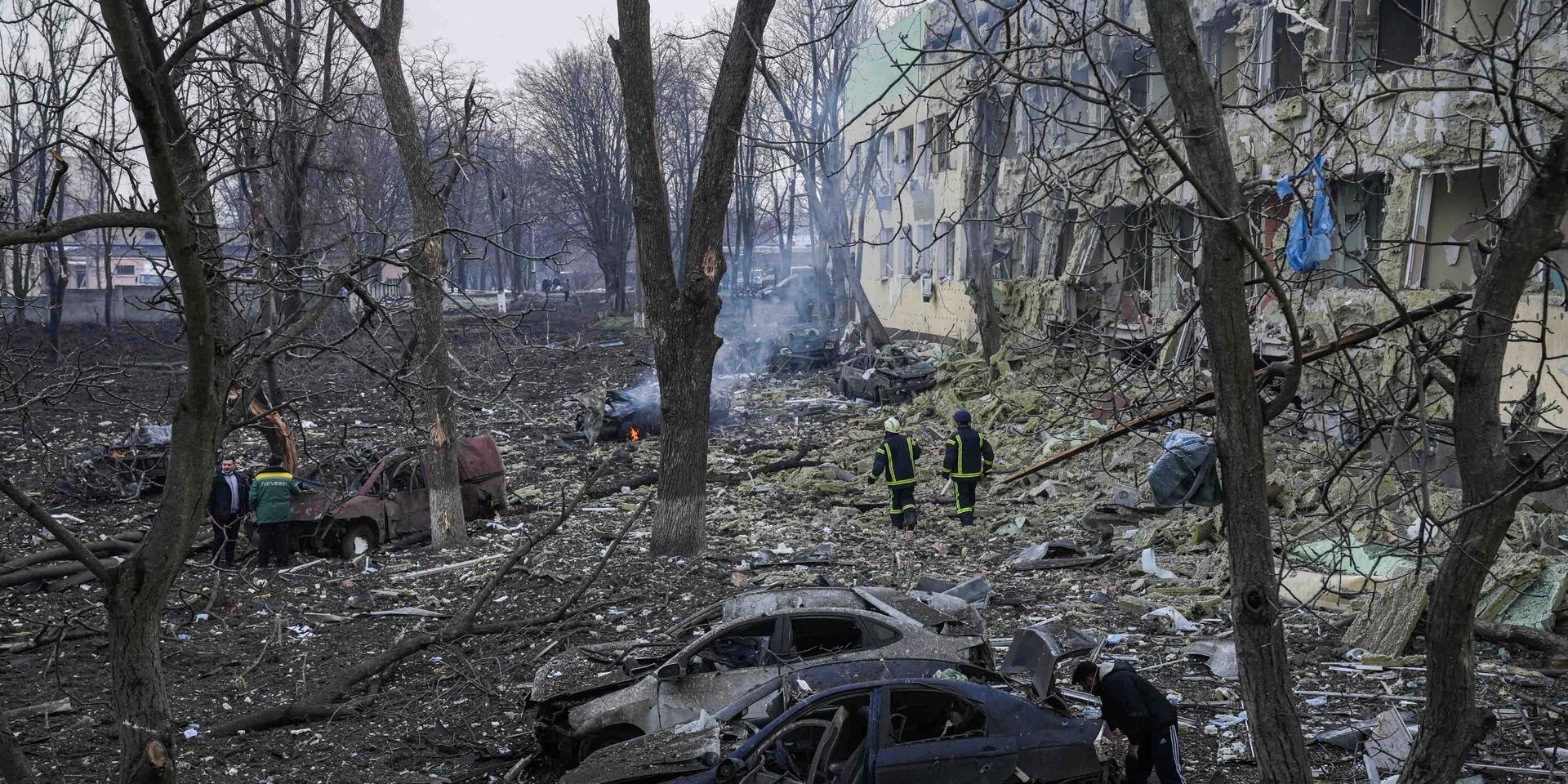 Putin har riktat in sig på civila mål i Ukraina och resultatet har blivit en humanitär katastrof, skriver debattörerna. Bilden visar ett sjukhus i Mariupol som skadats i bombningar. 