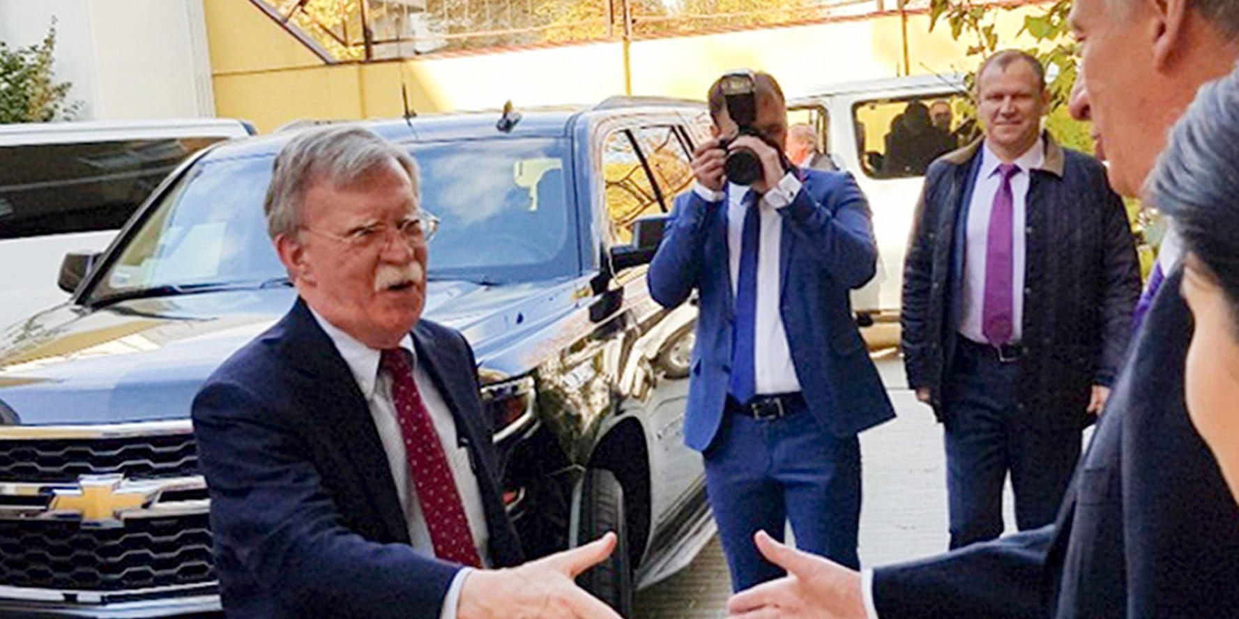 John Bolton, till vänster, välkomnas till Moskva av det ryska säkerhetsrådet ordförande Nikolaj Patrusjev.
