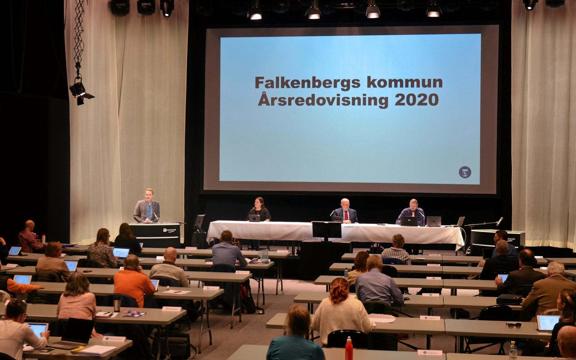 Debatt i kommunfullmäktige om revisionens kritik mot Falkenbergs årsredovisning.