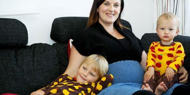 Samling i soffan. Sandra Rydsten med döttrarna Ellen och Lova. I magen växer en bebis till. ”Det är en lillebror eller en sköldpaddsbebis”, säger Ellen bestämt.