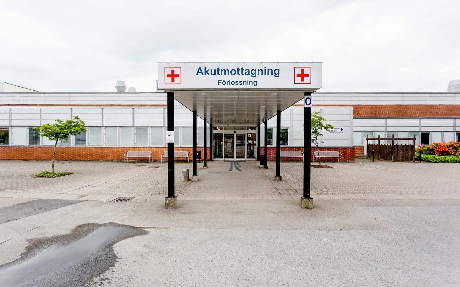 En äldre person föll omkull och skadade sig. Personen kom till akuten i Varberg.