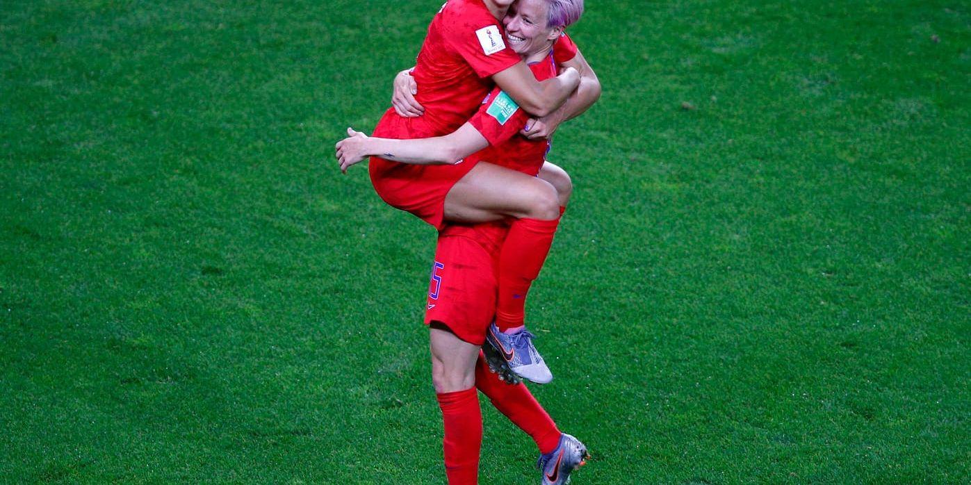 Alex Morgan (vänster) och Megan Rapinoe (höger) har tillsammans gjort tio mål i fotbolls-VM i Frankrike.