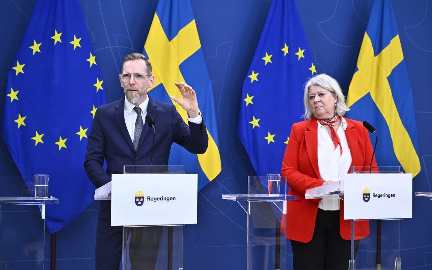 Jakob Forssmed (KD), socialminister och Camilla Waltersson Grönvall (M), socialtjänstminister presenterar förslag på nya verktyg för socialtjänsten.