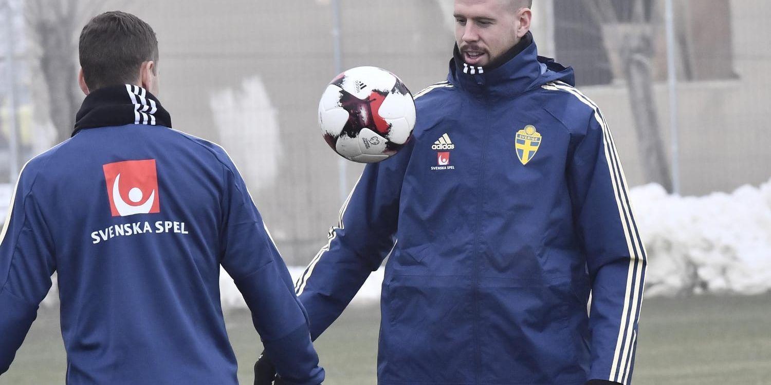 Pontus Jansson, till höger, leder landslaget mot Rumänien.