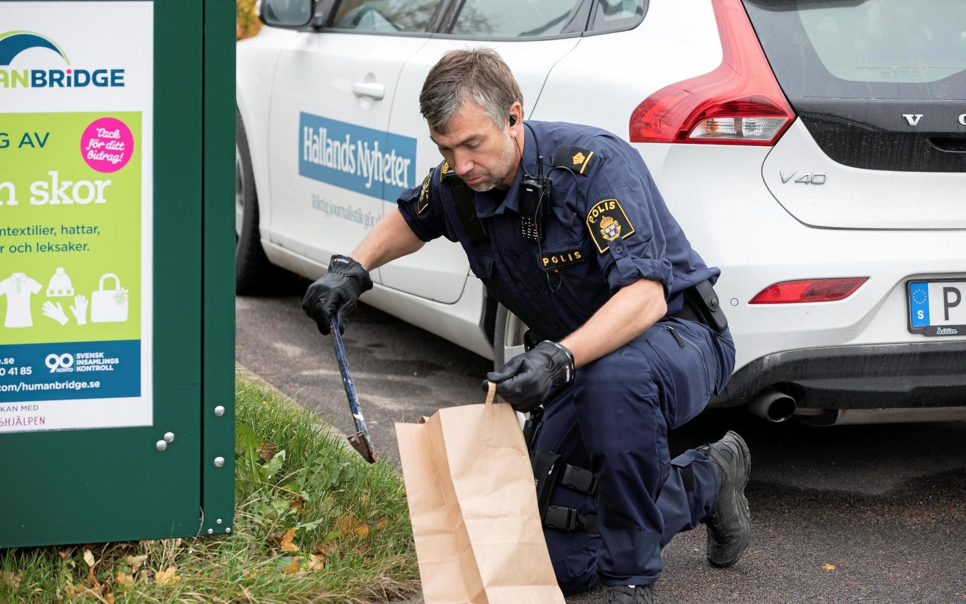 Polisassistent Stefan Olsson tar hand om kofoten.