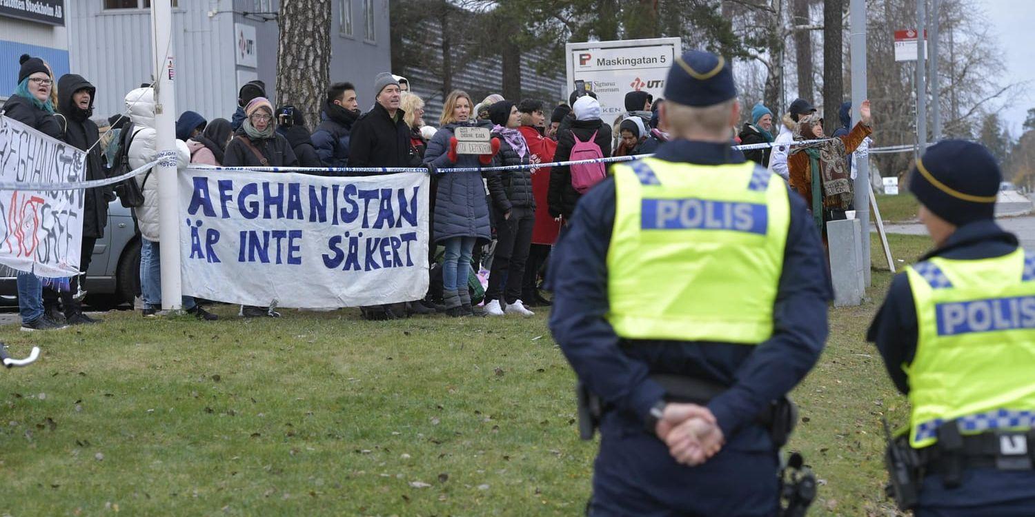 Demonstration vid Migrationsverkets lokaler i Märsta i samband med att ett 50-tal personer skulle tvångsutvisas till Afghanistan i höstas.