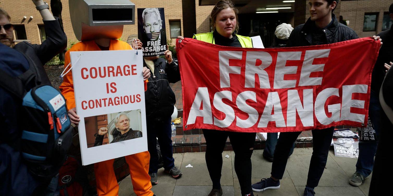 En grupp aktivister dök upp utanför domstolen där Julian Assange nu har fått sitt straff.
