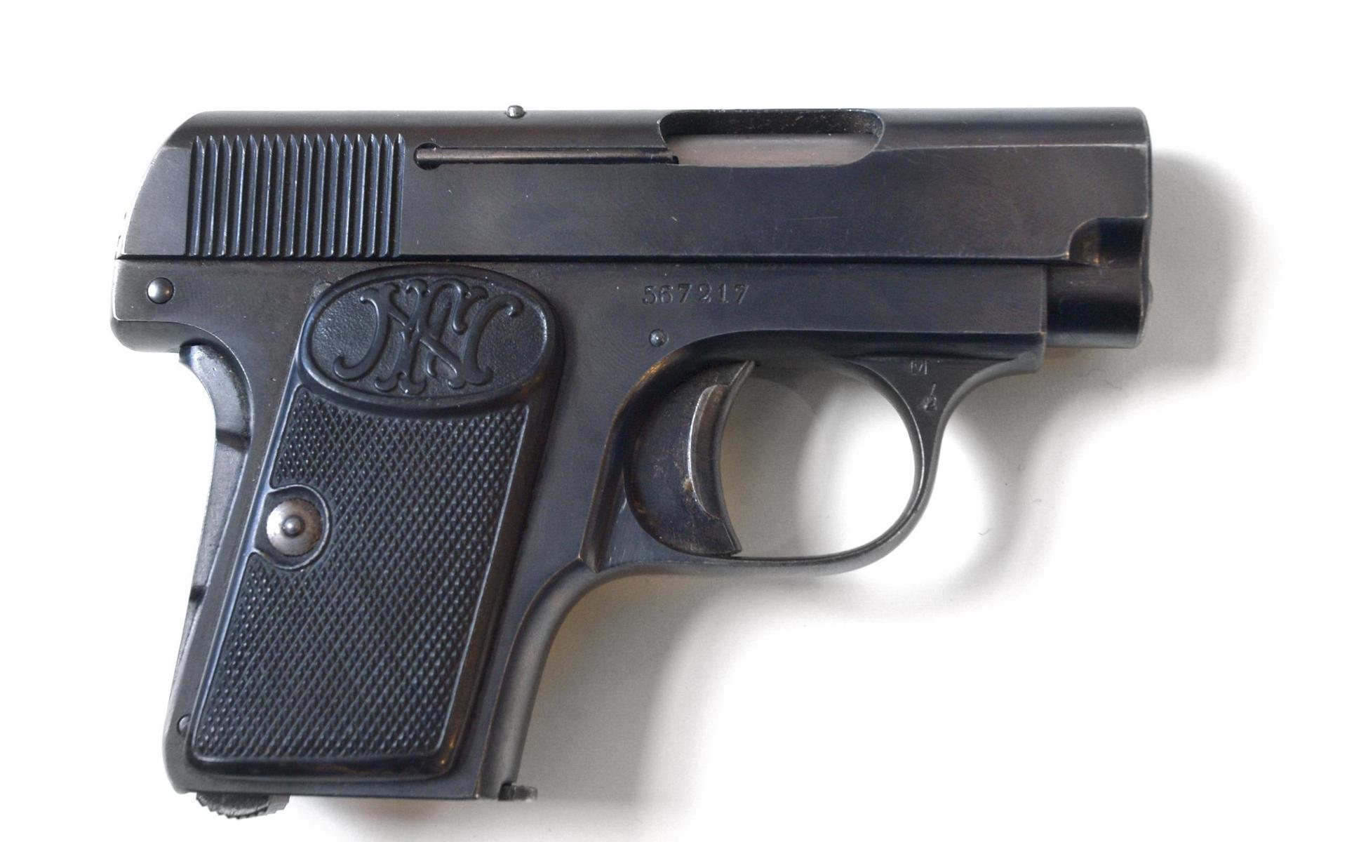Pistolen är en Browning 1905. Den lär ha tillverkats i Belgien från 1905 till 1956. Den här är pluggad och helt harmlös.