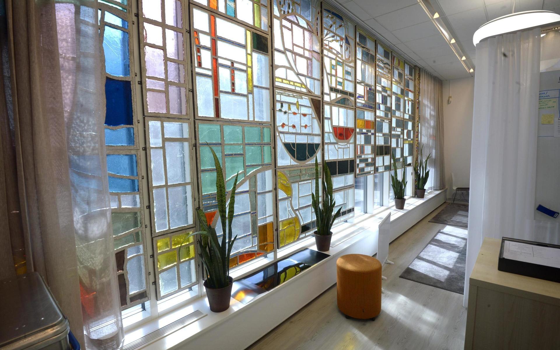 Den grannaste utsmyckning på insidan är nog det här glasfönstret som gjordes av professor Sven ”E-et” Eriksson 1963. 