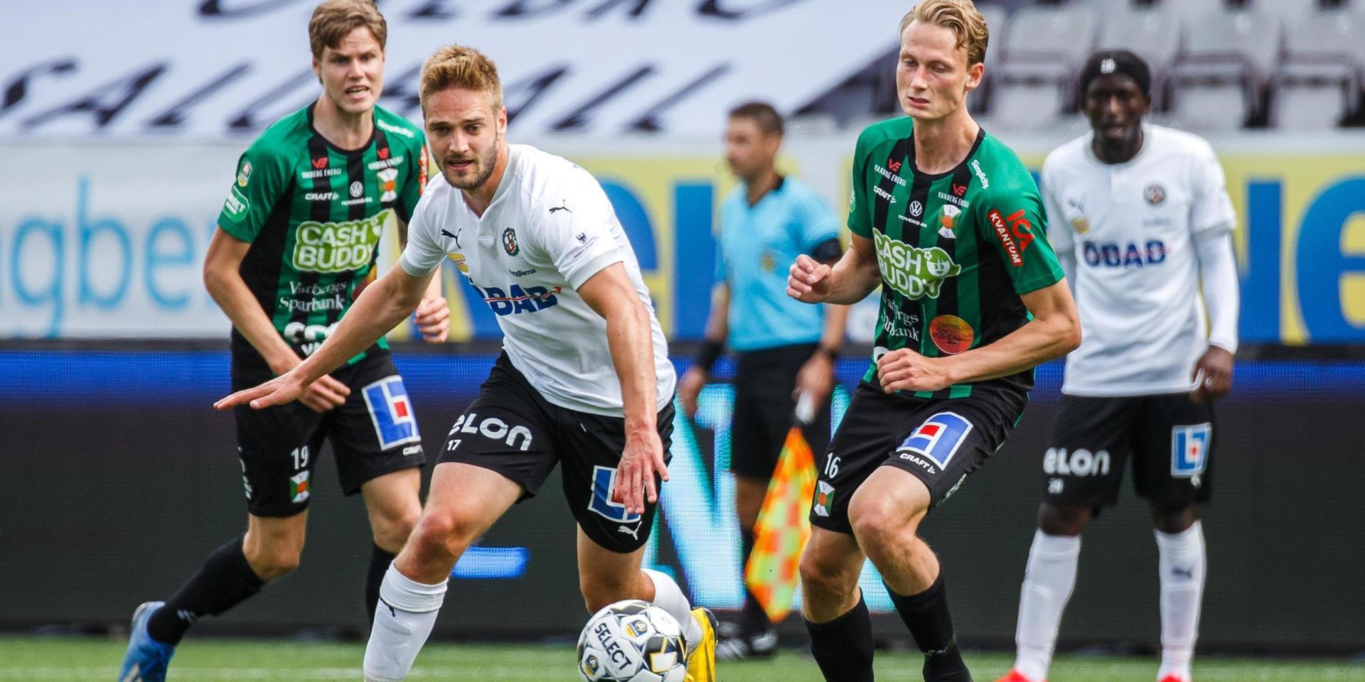 Örebros Johan Mårtensson och Varbergs Alexander Johansson under fotbollsmatchen i Allsvenskan mellan Örebro och Varberg.