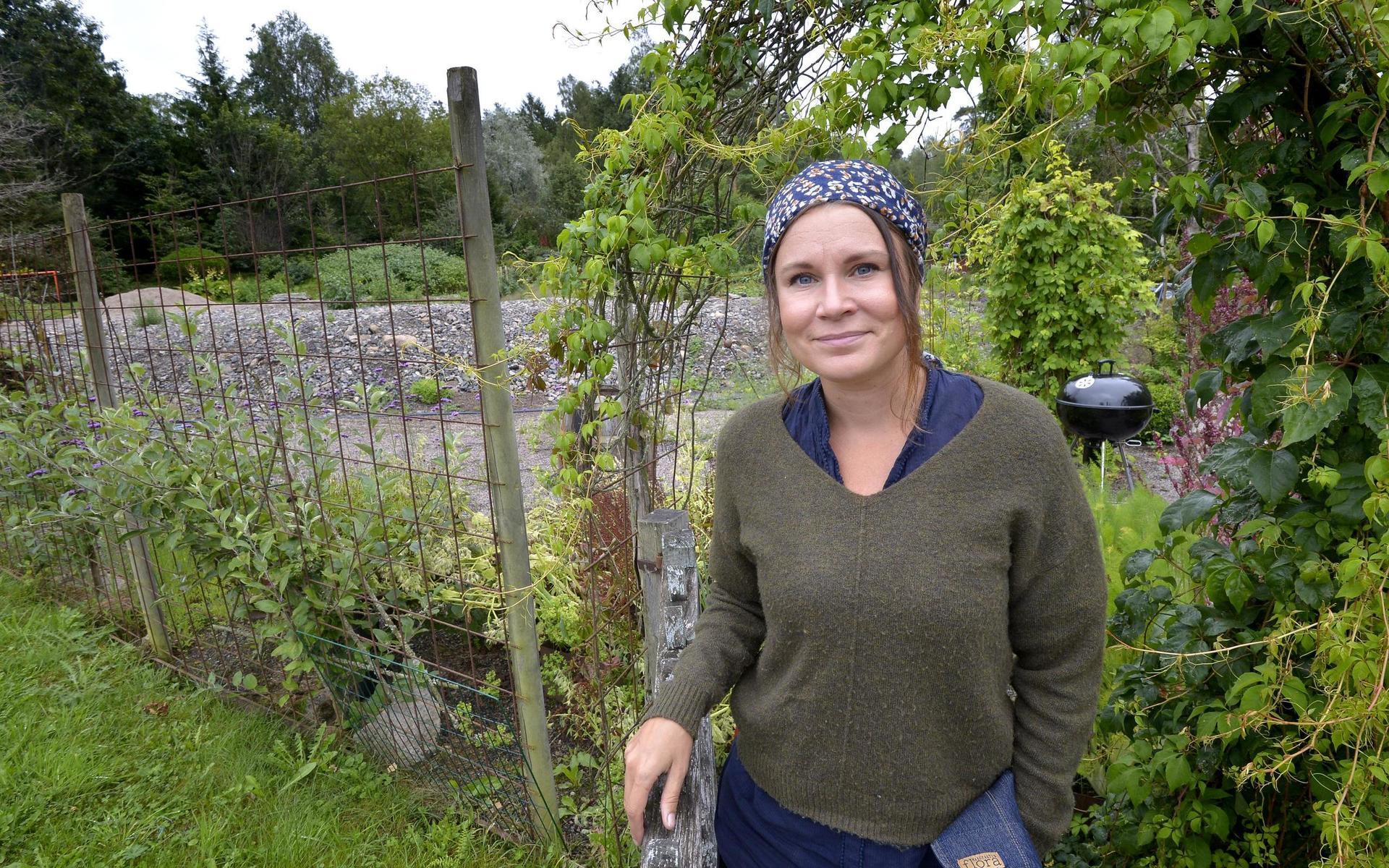 Det som klarade sig efter branden var två växthus och en lada som stod bakom huvudbyggnaderna. I dag har Marie Emilsson fått igång självplocket på gården men i framtiden hoppas hon kunna starta hela verksamheten på Håkesgård igen.