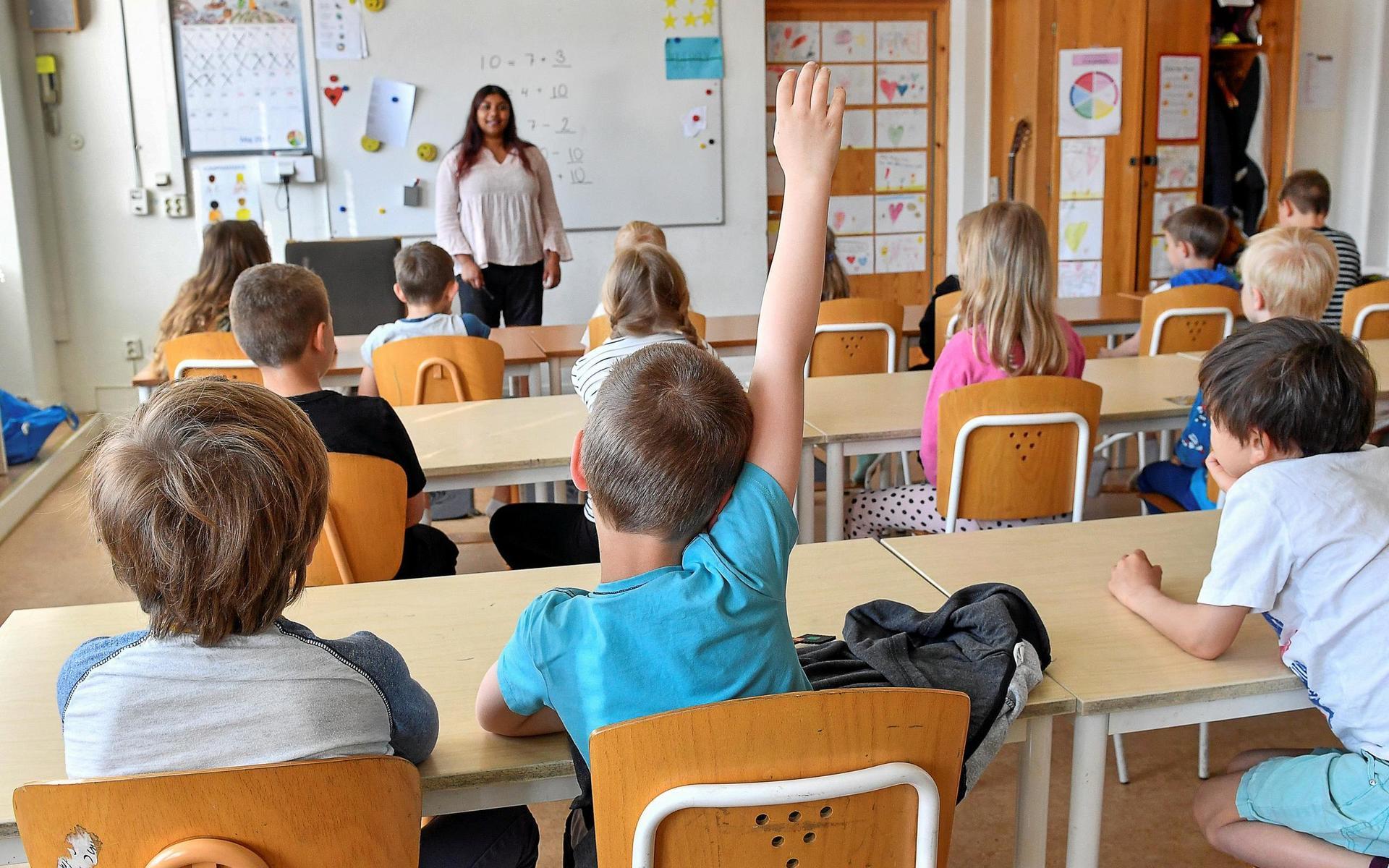 Skolan i Varbergs kommun står inför stora förändringar under de kommande åren. Förskole- och grundskolenämndens budgetunderlaget pekar på flera områden där det ska sparas pengar .