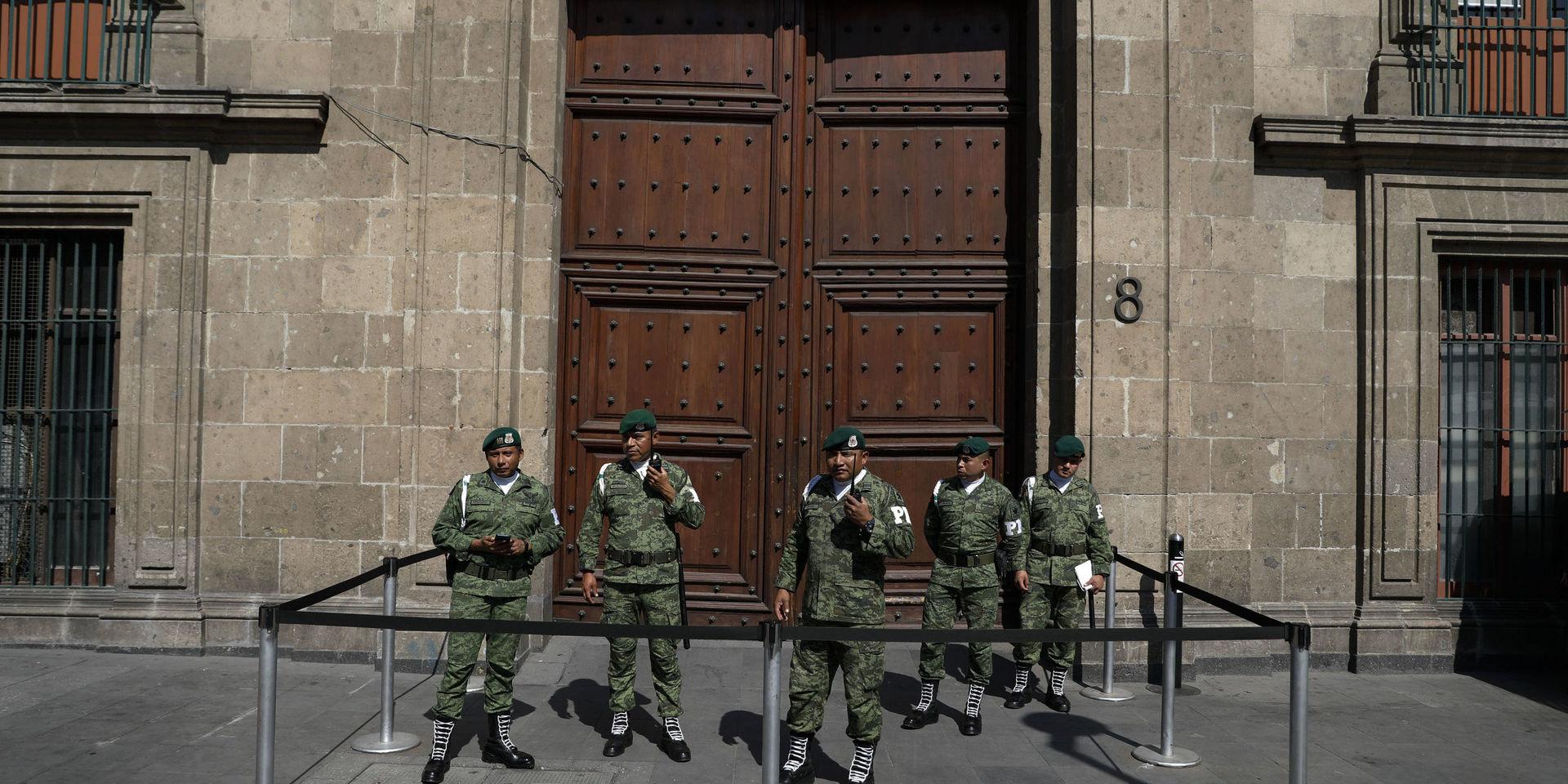 Militärpolis utanför entrén till Nationalpalatset i Mexico City. Presidenten var ute på resa i samband med en skottlossning i närheten på lördagen. Bilden är tagen i torsdags. 